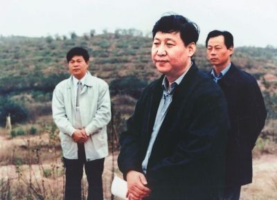 1999年11月，时任福建省委副书记、代省长习近平到长汀河田考察水土保持工作。资料图片