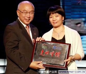 财政原部长项怀诚向欧普照明总裁马秀慧颁发“光明无价”荣誉奖牌