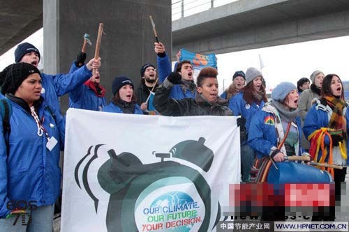 贝拉中心会场入口外,大量绿色和平组织的志愿者展开抗议行动,要求会议达成有效的减排计划。