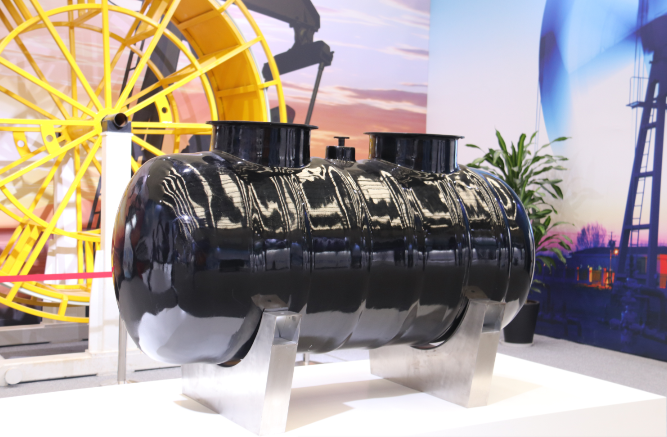 碳纤维增强埋地双层油罐，埋在地下可以承受80吨的车辆。